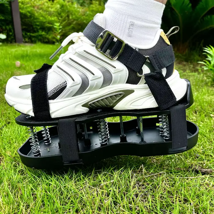 Chaussures d'aérateur de pelouse pour couche d'herbe avec Base à ressort inférieure à pointes