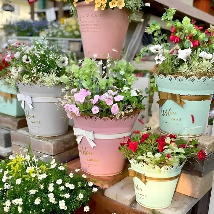 Pot de fleur en métal à bord en dentelle