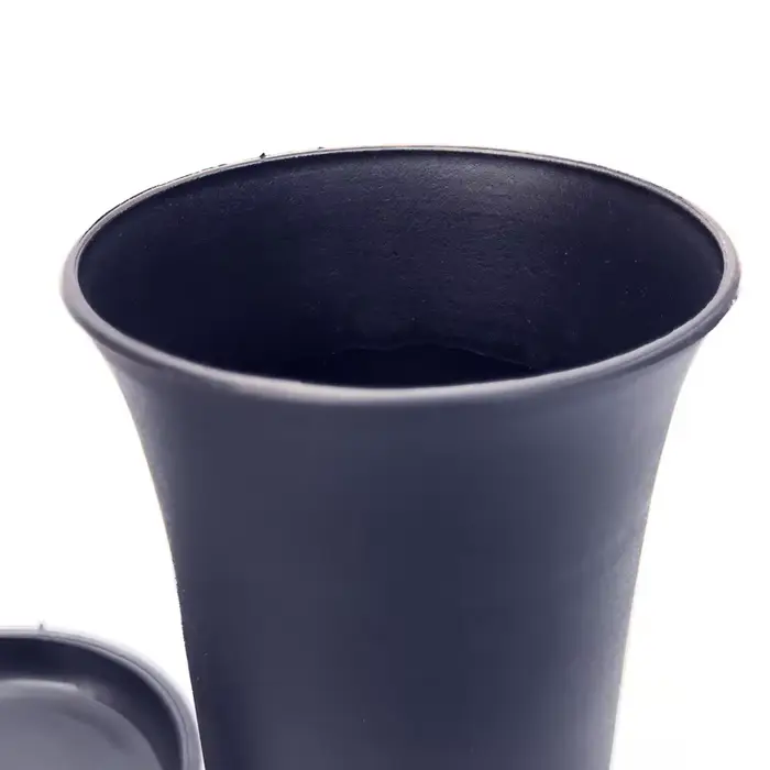 Les pots de fleurs ronds noirs