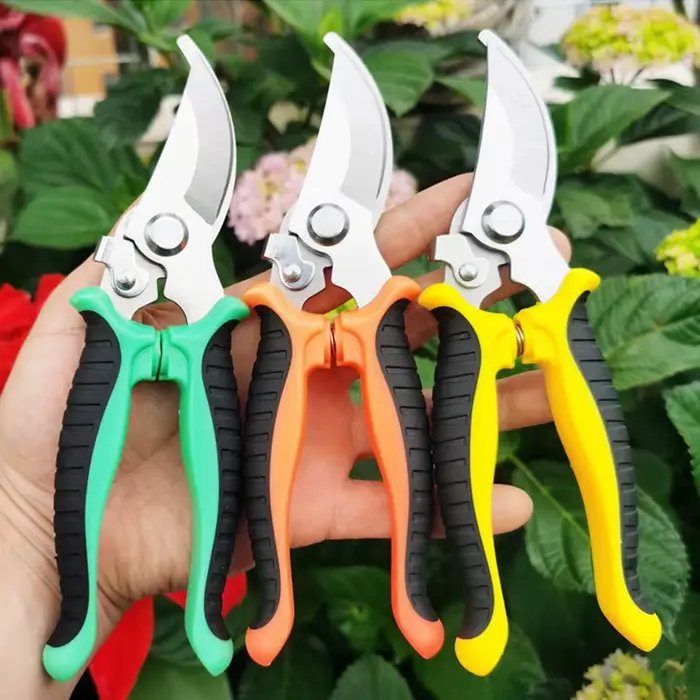Cette cisaille de jardinage est super facile à utiliser ! Un bon assistant