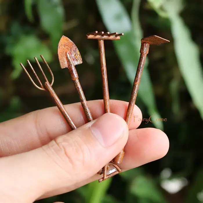 Ensemble de 4 outils de jardin miniatures en métal rouillé