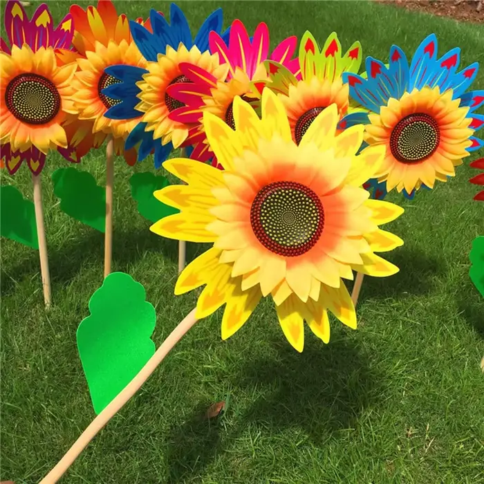 Éolienne de moulin à vent de tournesol coloré, pelouse, décoration de fête de jardin, camping en ple