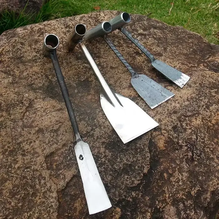 Outils de forgeage et de plantation à l'ancienne