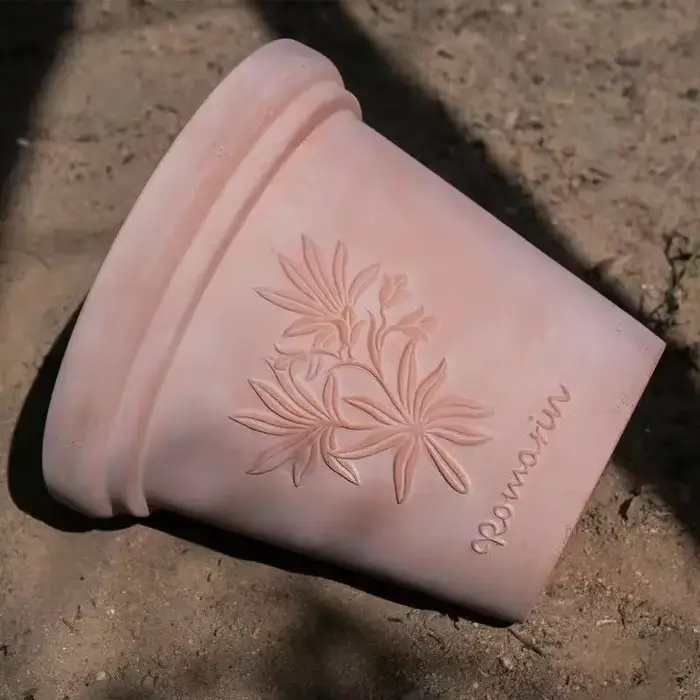 Pot de fleur en poterie rouge