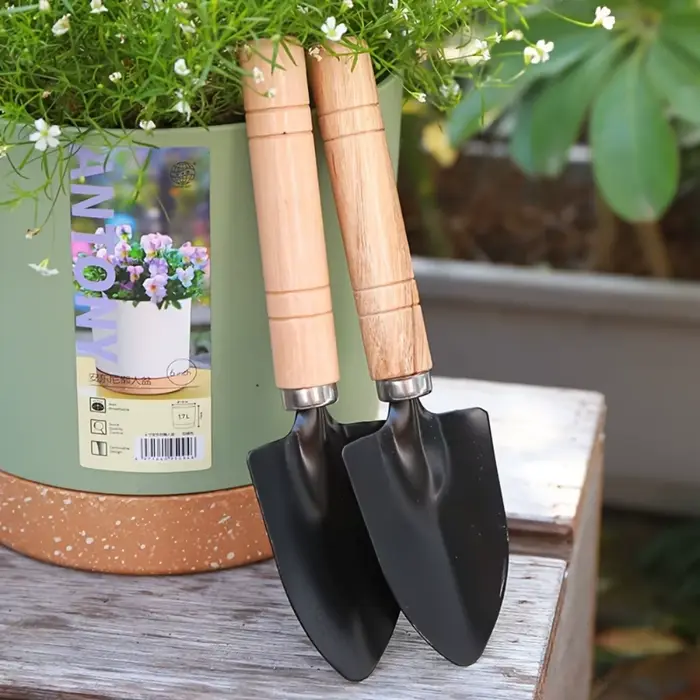 1 petite pelle de jardin