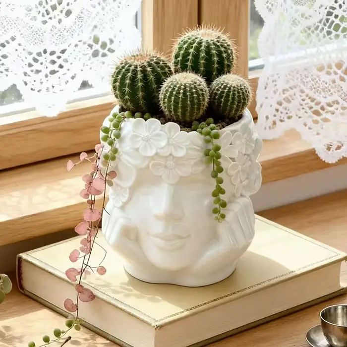Magnifique pot de fleurs en résine en forme de fille tenant une fleur