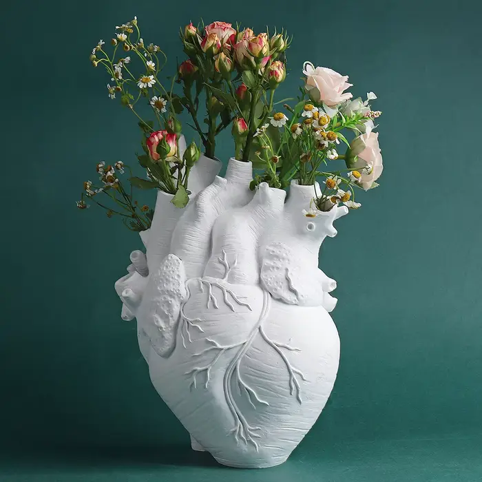Vase à fleurs anatomique en forme de cœur