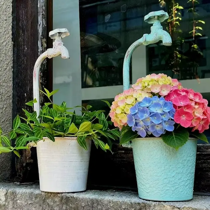 Pot de fleurs rustique en métal