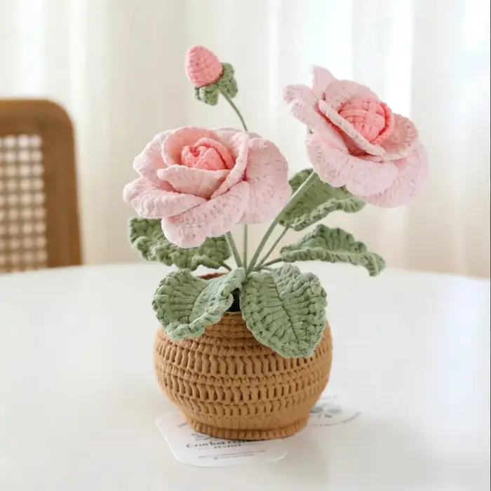 Plante en pot de roses à quatre feuilles et à deux têtes, crochetée à la main, réalisée avec du fil de laine Xuefeier, comme cadeau créatif et décoration de table.