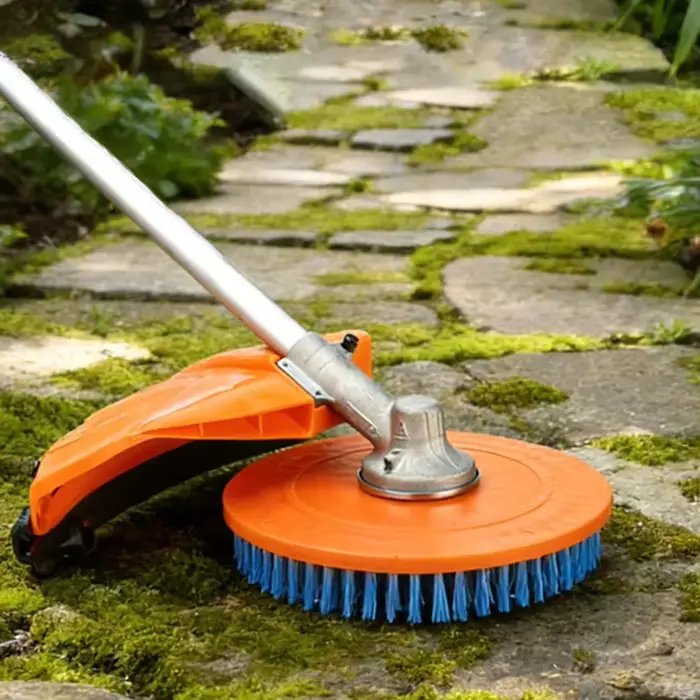 Brosse de nettoyage pour plateformes de tondeuses à gazon avec une configuration de poils denses et une forme ondulée ergonomique pour une couverture efficace
