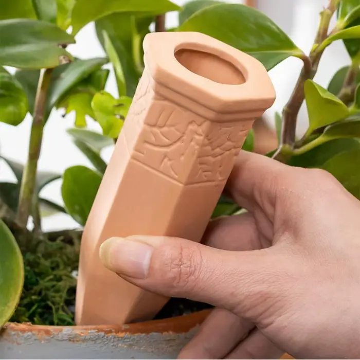 Pointes d'Arrosage existent pour Plantes en Terre Cuite
